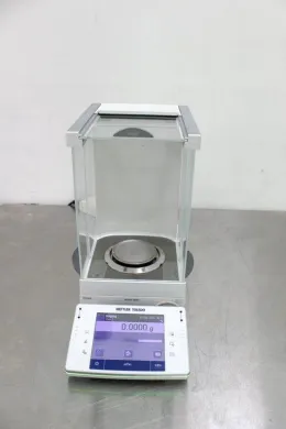 Mettler-Toledo XPE204S Swiss-Engineered Analytical Balance with Smart Sensor Doors
