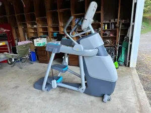 Precor AMT-885 Open Motion Elliptical Trainer with P80 Console, 3 of 7