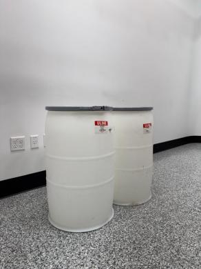 Uline 30-Gallon Open-Top Plastic Drums With Lids-cover