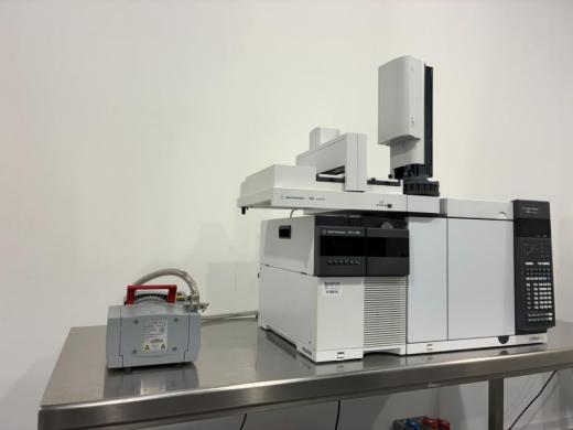 Agilent 5977A GCMS System with 7890B GC, 7693 Autosampler, and MVP 070-3 Vacuum Pump-cover