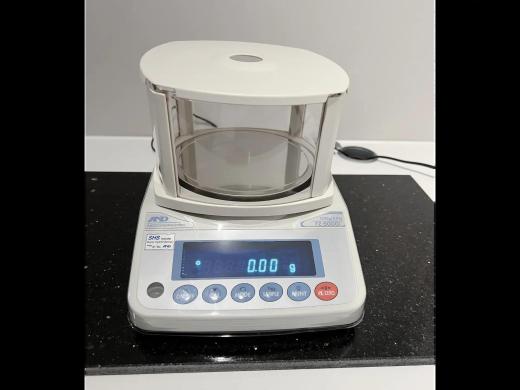 A&D FZ-5000i Precision Balance with 5200 g Capacity and 0.01 g Readability-cover