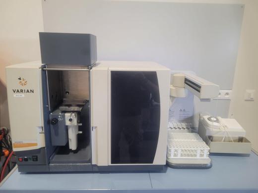 VARIAN SpectrAA 240FS Flame Atomic Absorption Spectrometer System-cover