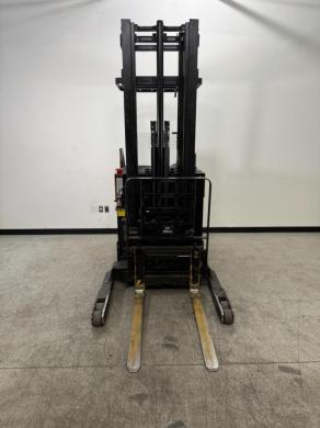 Caterpillar Standing Forklift Model 2GL04962 for Material Handling-cover