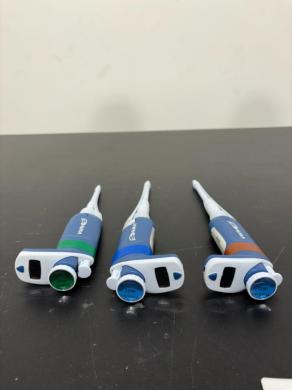 VWR Manual Single-Channel Adjustable Volume Pipettes 300 µL and 1200 µL Set-cover