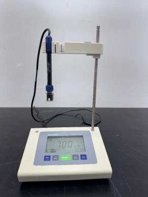 Mettler Toledo FiveEasy F20 Benchtop pH/mV Meter with Integrated Electrode Arm-cover