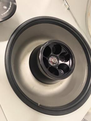 Eppendorf 5910 R Refrigerated Benchtop Centrifuge with Installed Rotor-cover