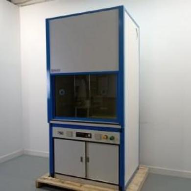 Indelab Series V refurbished laboratory fume hood with vertical sliding sash-cover