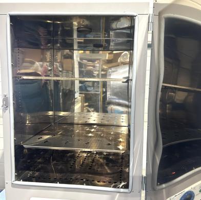 VWR 1326 Gravity-Convection Oven with Precise Temperature Control and Forced Air Circulation-cover