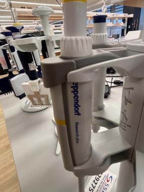 Eppendorf Research Plus Single Channel Pipettes and Stand-cover