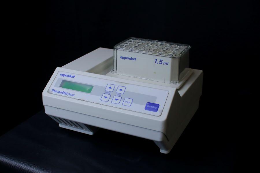 Eppendorf Thermo Stat plus 22331 Laboratory Thermostatic Bath