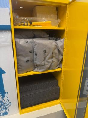 New Pig PIG Spill Kit Wall-Mounted Liquid Spill Containment System-cover