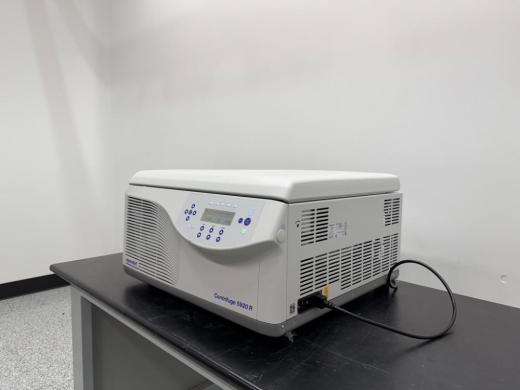 Eppendorf 5920R Refrigerated Benchtop Centrifuge with Programmable Control-cover