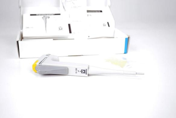 BRAND Transferpette 10–100 µL Adjustable Single-Channel Pipette 704174-cover