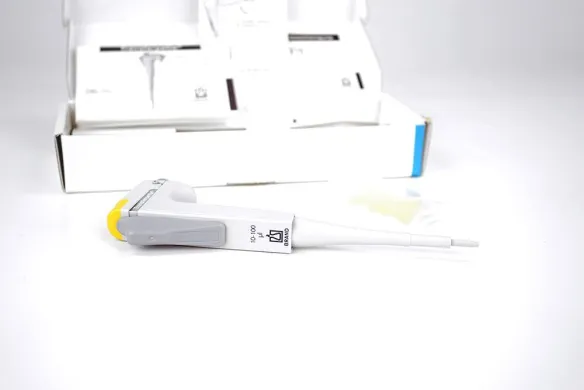 BRAND Transferpette 10–100 µL Adjustable Single-Channel Pipette 704174
