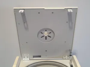 SIGMA 2-6 Benchtop Centrifuge with Free-Swivel Rotor 11030, 5 of 8