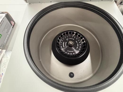 Eppendorf 5702 RH Refrigerated Centrifuge-cover