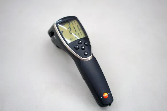 Testo 845 Infrared Thermometer with Switchable Optics for Close and Far-Field Measurement