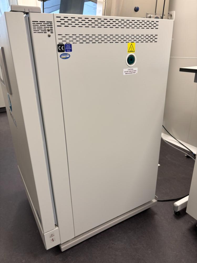 NuAire Laboratory-Grade Temperature-Controlled Incubator with Adjustable Stainless Steel Shelves
