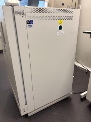 NuAire Laboratory-Grade Temperature-Controlled Incubator with Adjustable Stainless Steel Shelves-cover