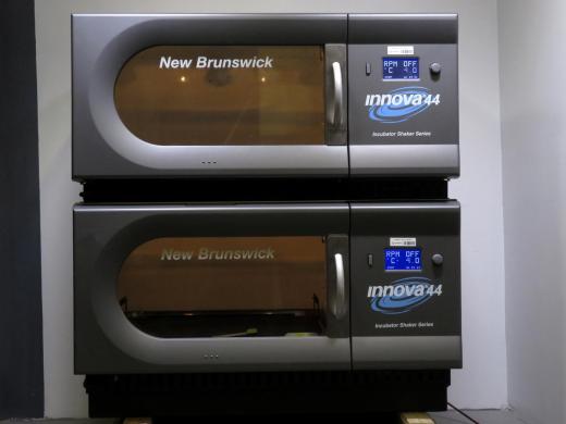 New Brunswick Innova 44R Dual-Stack Refrigerated Incubator Shaker-cover