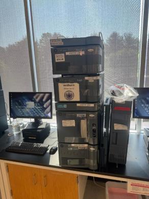 Waters Acquity Plus Ultra-Performance Liquid Chromatography System with FLR and PDA eA Detectors-cover