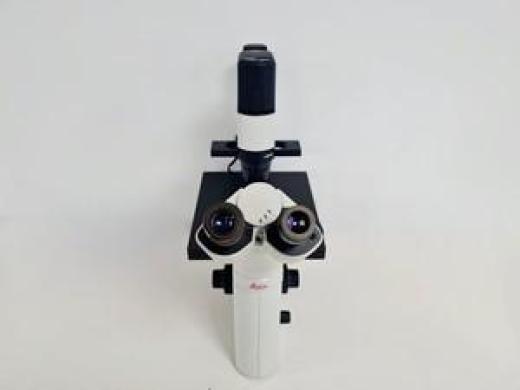 Leica DMIL Inverted Microscope Type 090-135.001 with 2 x Objectives Lab-cover