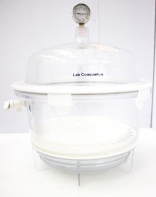 Lab Companion F42400-2221 Round Vacuum Desiccator 10L Polycarbonate with Vacuum Gauge-cover