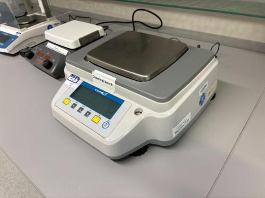 VWR ISG8202 Precision Laboratory Balance with 8200 g Capacity-cover