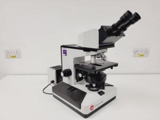 Leitz Diaplan 020-437.035 Microscope with Multi-Head Bridge w/4 x Objectives Lab-cover