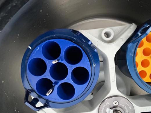 Eppendorf 5810R Refrigerated Benchtop Centrifuge with Digital Temperature Control-cover