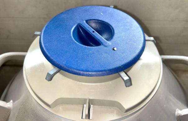 Union Carbide 35VHC 35L Cryogenic Storage Tank for Biological Samples-cover