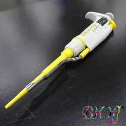 Nippon Genetics Discovery Comfort D20 Adjustable Micropipette HT4053-D, 2–20 µL, 1 of 2