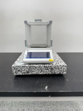 Mettler Toledo MS303TS Analytical Balance with 1 mg Readability and Touchscreen-cover