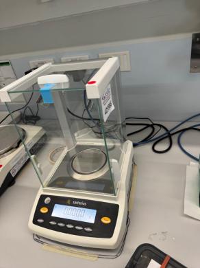 Sartorius Entris ENTRIS224I-1S Analytical Balance with Glass Draft Shield-cover