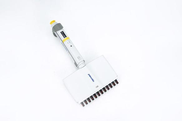 Eppendorf Research Plus 12-Channel 10–100 µL Mechanical Pipette-cover