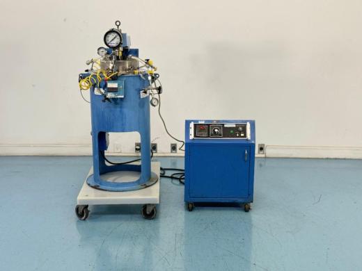 Autoclave Engineers Laboratory Reactor System with Integrated Controller-cover