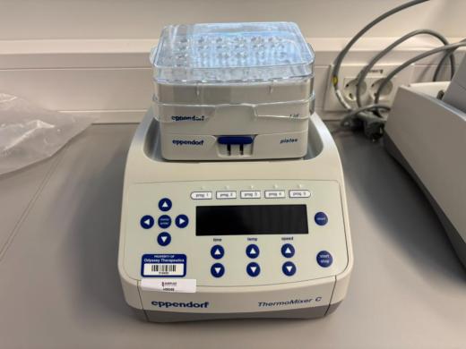 Eppendorf ThermoMixer C Compact Laboratory Thermomixer with Integrated Heating and Mixing-cover