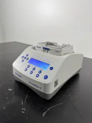 Eppendorf ThermoMixer C Benchtop Incubator and Mixing Device for Microcentrifuge Tubes and Plates, 2 of 4