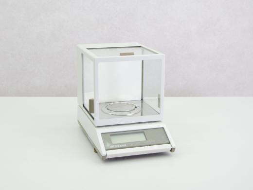 Mettler AJ100 Analytical Balance for High-Precision Weighing-cover