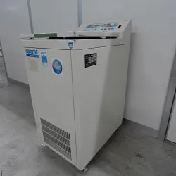 Sakuma Seisakusho M201-IVD High-Speed Refrigerated Centrifuge, 2 of 5