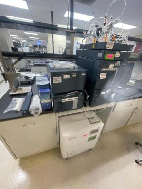 Waters ACQUITY UPLC H-Class System with QDa Mass Detector, PDA Detector, FTN Autosampler, and Nitrogen Generator-cover