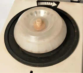 IEC MicroMax Microcentrifuge (24 x 1.5-2 mL tubes), 2 of 5