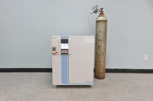 Thermo Scientific HeraCell 150i 150 L CO2 Incubator with Direct Heating and Built-in Decontamination-cover