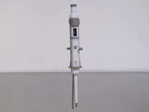 Eppendorf Research Plus Single-Channel Air Displacement Pipette, 0.5 to 10 µL-cover