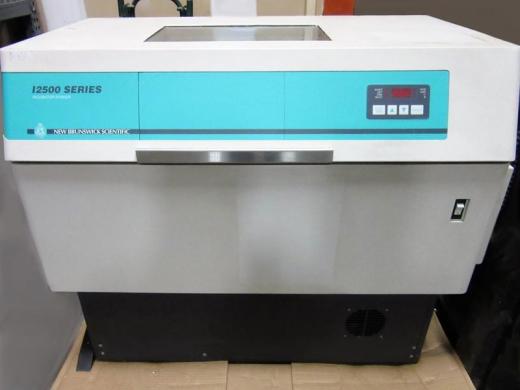 New Brunswick I2500 Incubator Shaker with Microprocessor Control and Large Capacity-cover
