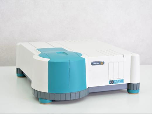 Varian Cary 50 UV-Vis Spectrophotometer for Absorption and Concentration Analysis-cover