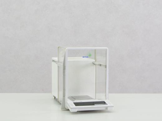 Mettler AT200 Analytical Balance with 0.1 mg Readability and 205 g Capacity-cover