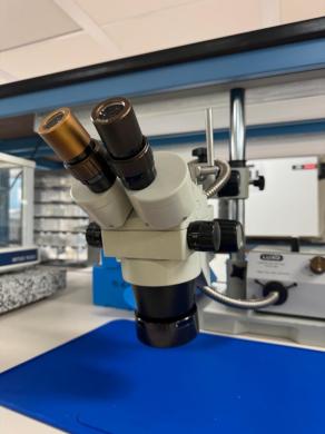 Luxo Stereo Microscope with Adjustable Binocular Eyepieces and Integrated Illumination-cover