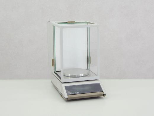Mettler PM400 Precision Analytical Balance with Printer Connectivity-cover