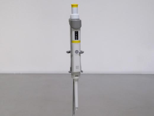 Eppendorf Research Plus Single-Channel Air Displacement Pipette, 20–200 µL-cover